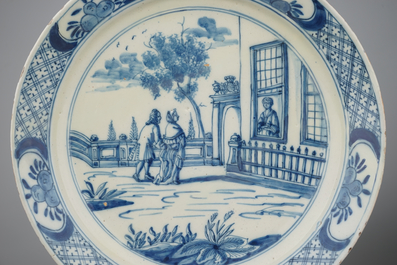 Een paar fijne Delftse blauw-witte borden, 18e eeuw